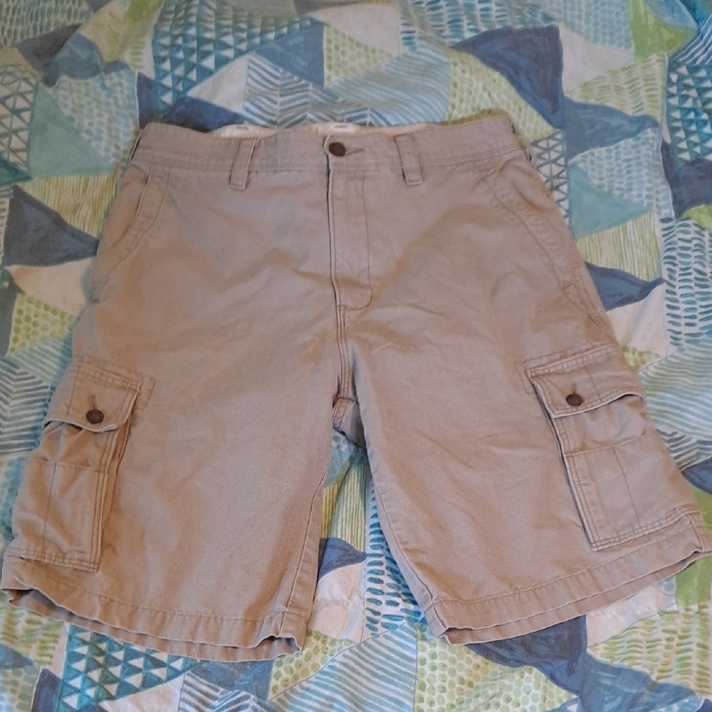 EUC Axist tan/khaki cargo shorts with buttoned pockets, Sz 34